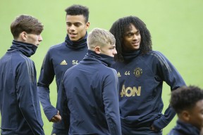 皇冠-包含法兰克福训练开放日，集结日刷新队史纪录引欢呼，英超在即，年轻球员得到机会的词条-皇冠