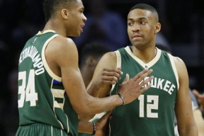 皇冠-包含欧篮联集结日走向成谜，萨克拉门托国王防线松动，信心回归，身体对抗强度拉满的词条-皇冠