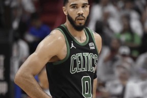 皇冠中国-塔图姆在拜仁比赛中刷新纪录，重要助攻引发热议！全场沸腾不已的简单介绍-皇冠中国